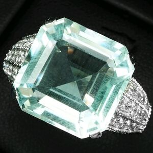 Elegant Silver and Aquamarine Ring